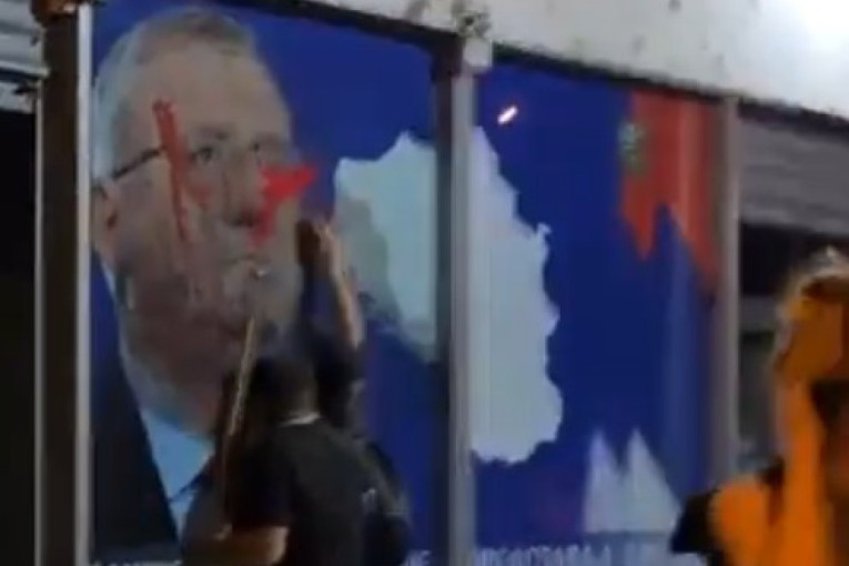 Šešelj na udaru! Blokaderi siledžije krvnički napali SRS prostorije, lome bez milosti! (VIDEO)