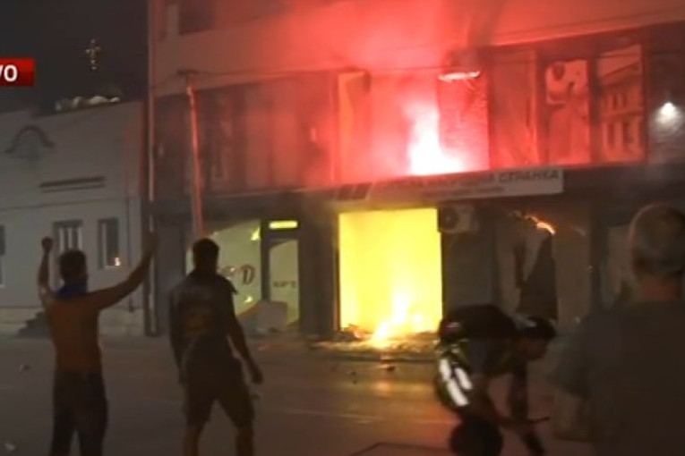 Divljaci guraju Srbiju u građanski rat! Blokaderi razlupali prostorije SNS, opštinu i tužilaštvo u Valjevu! (FOTO/VIDEO)