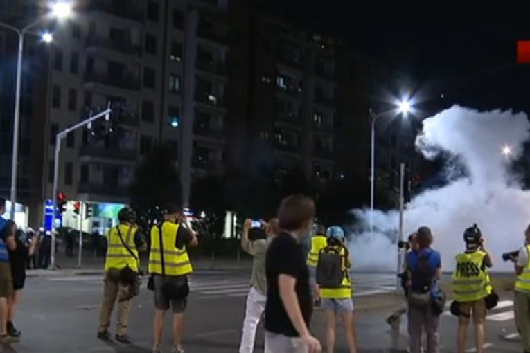 Divljaci guraju Srbiju u građanski rat! Blokaderi razlupali prostorije SNS, opštinu i tužilaštvo u Valjevu! (FOTO/VIDEO)