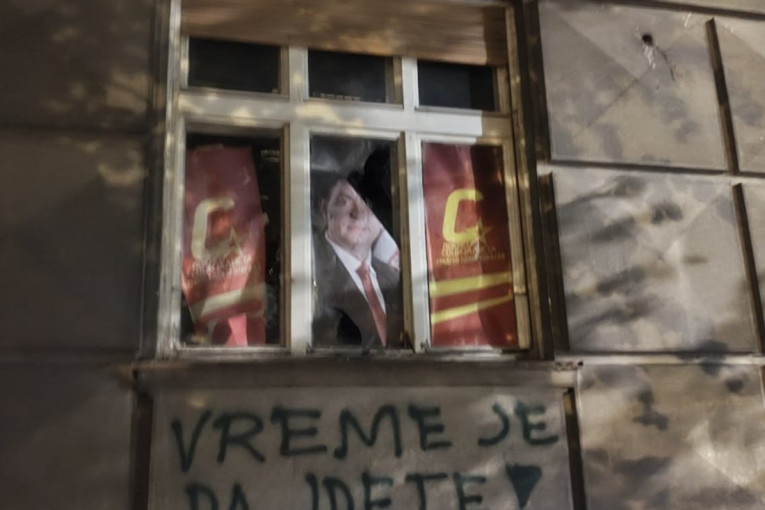Blokaderi uništili prostorije Gradskog odbora Pokreta socijalista Novog Sada!