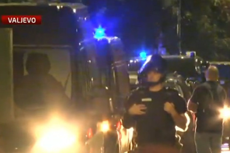 Divljaci guraju Srbiju u građanski rat! Blokaderi razlupali prostorije SNS, opštinu i tužilaštvo u Valjevu! (FOTO/VIDEO)