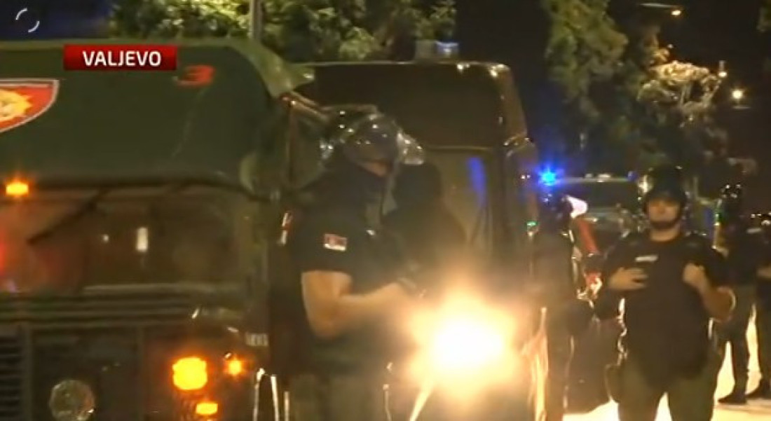 Divljaci guraju Srbiju u građanski rat! Blokaderi razlupali prostorije SNS, opštinu i tužilaštvo u Valjevu! (FOTO/VIDEO)