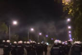Brutalan napad na policiju: Blokaderi siledžije bacili topovske udare i petarde (VIDEO)