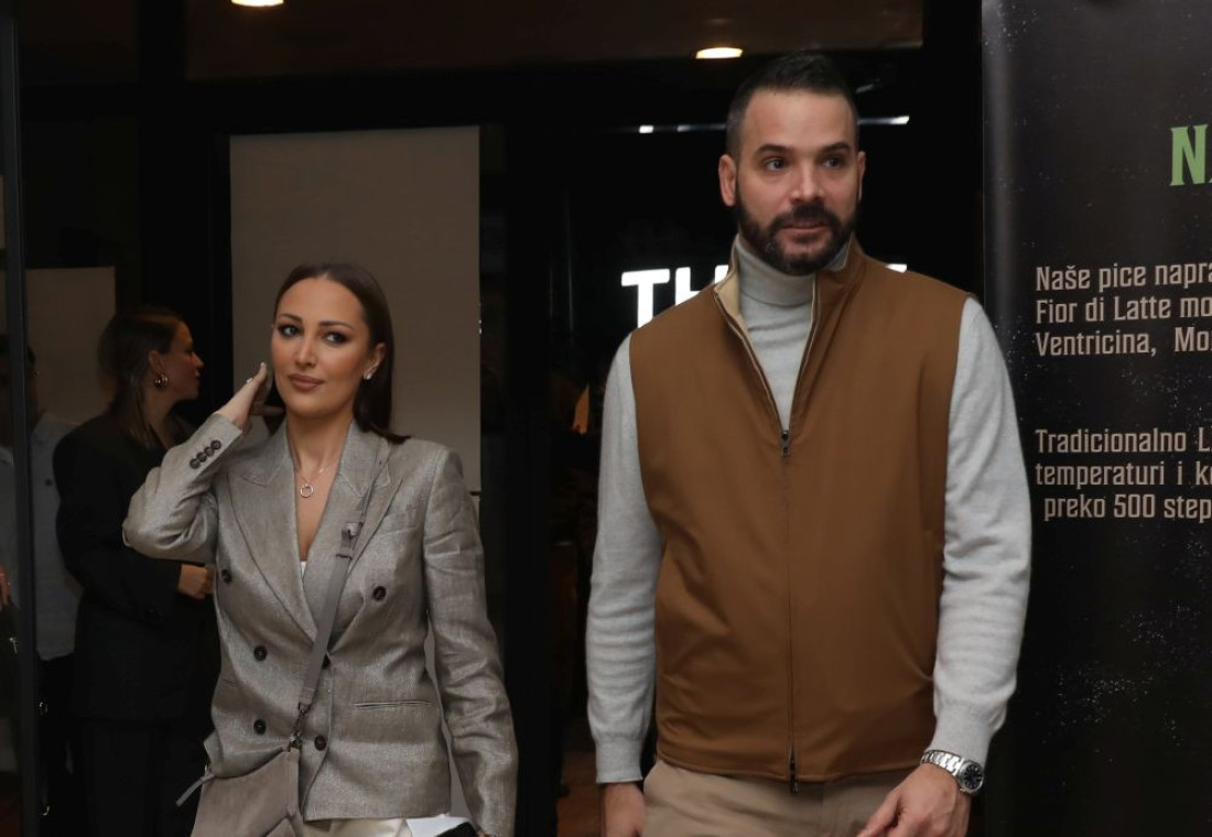 Samo oko vrata nosi 1.000 evra! Majka Filipa Živojinovića je prava dama! (FOTO)