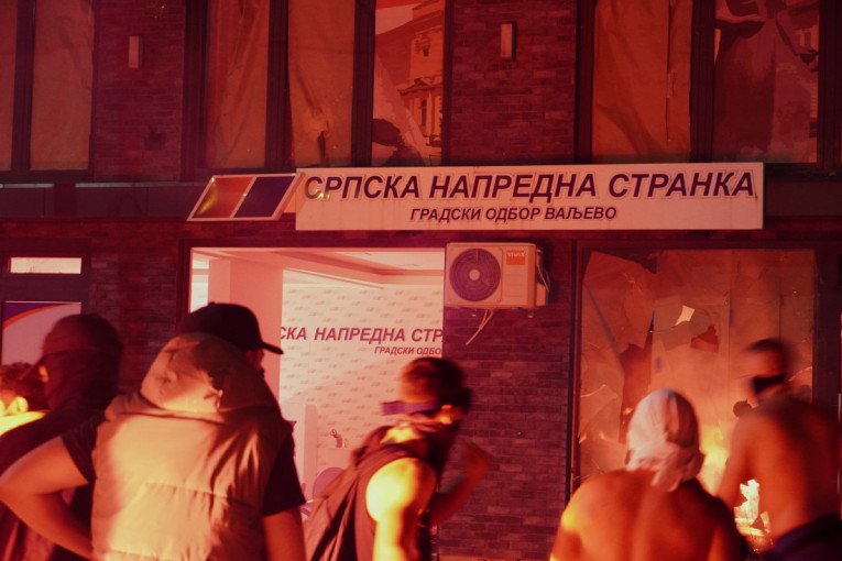 Jezive slike bezumlja i nasilja: Paljevine, demoliranja i napadi na policiju – Valjevo pretvoreno u bojno polje (FOTO/VIDEO)