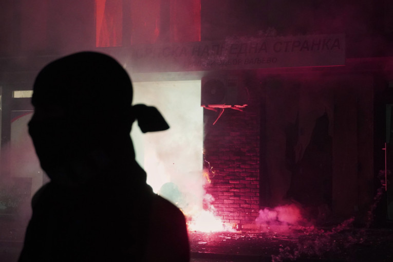 Vučić se oglasio i poručio samo jednu stvar nakon sinoćnjeg nasilja!