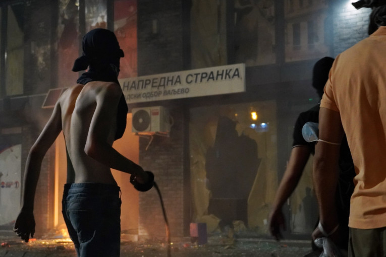 Jezive slike bezumlja i nasilja: Paljevine, demoliranja i napadi na policiju – Valjevo pretvoreno u bojno polje (FOTO/VIDEO)