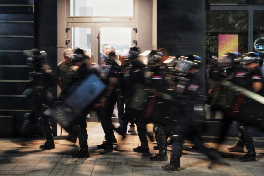 Policajci povređeni, nasilnici privedeni! Oglasio se MUP o divljanju blokadera