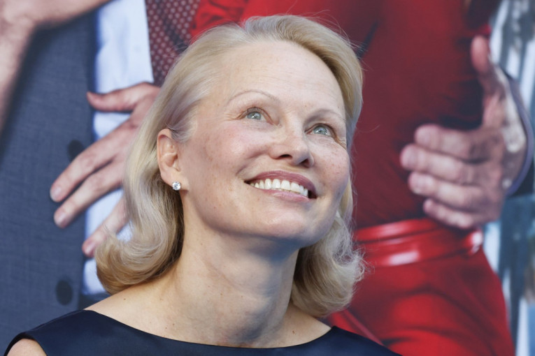 Pamela Anderson šokirala promenom: Zlatne uvojke zamenila je vatrena nijansa zbog koje deluje 10 godina mlađe (FOTO)