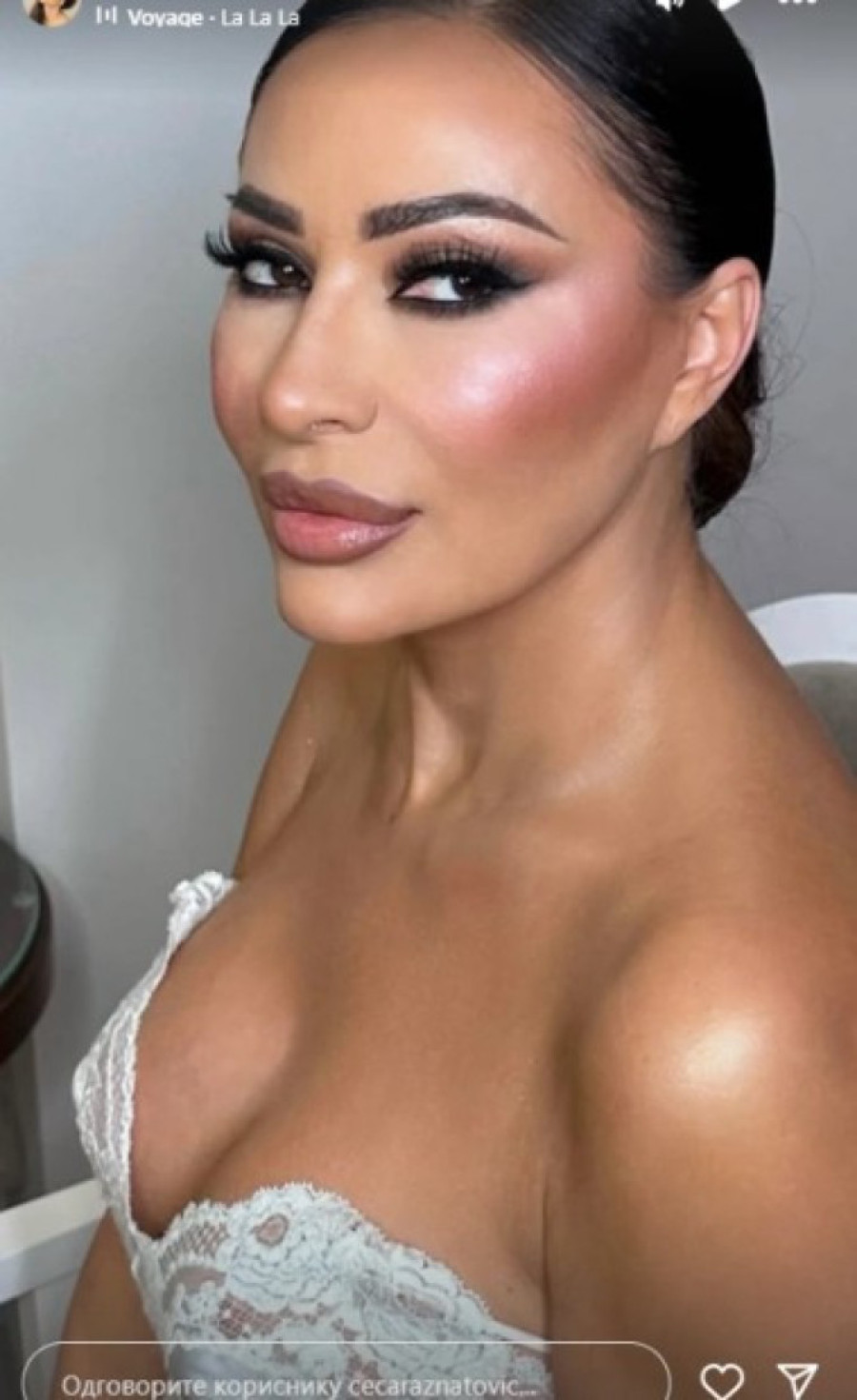 Ceca u majici bez brusthaltera: Zavodljivo pozira uz pesmu popularnog pevača!