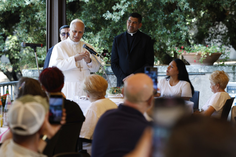Papin gest dirnuo milione: Za trpezom sa izbeglicama i siromašnima (FOTO)