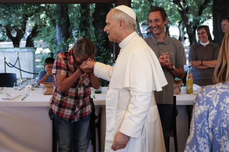 Papin gest dirnuo milione: Za trpezom sa izbeglicama i siromašnima (FOTO)