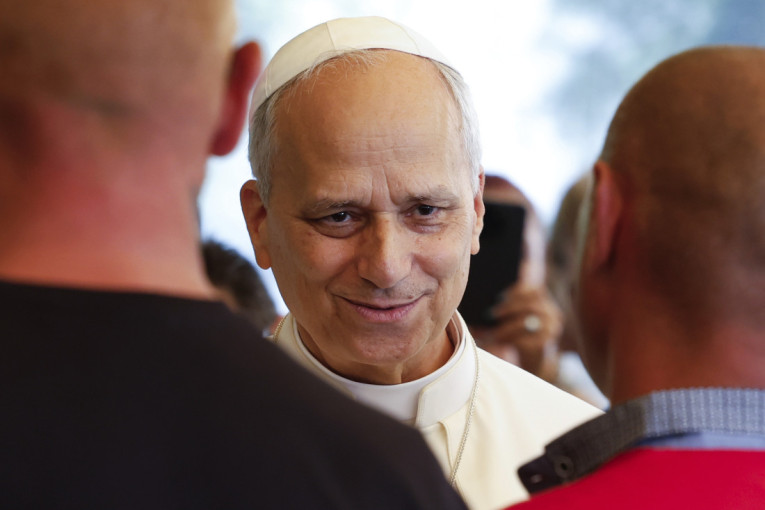 Papin gest dirnuo milione: Za trpezom sa izbeglicama i siromašnima (FOTO)