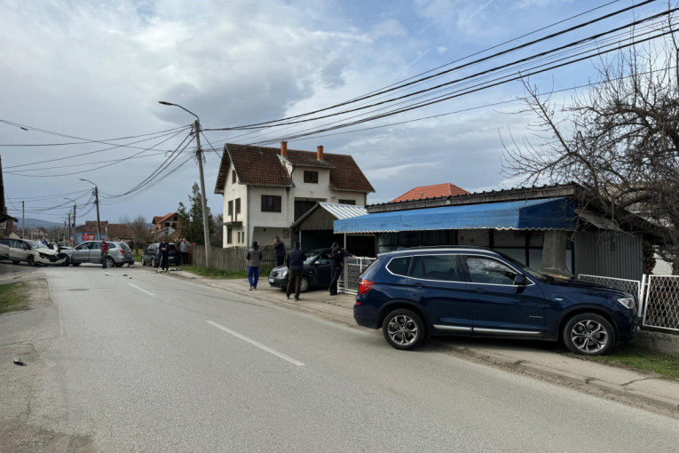 Udario u betonski stub, pa uleteo u tuđe dvorište! U ovoj ulici u Čačku svaki dan se desi neka nesreća, građani decu ne puštaju samu