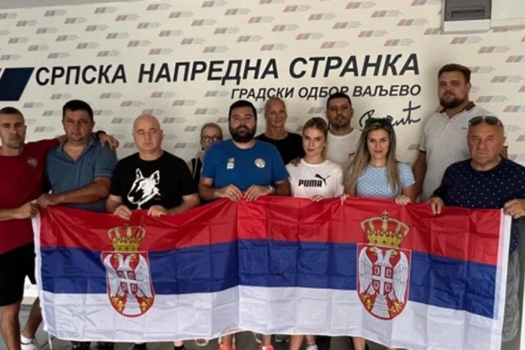 "Pobediće Srbija": Simpatizeri SNS počistili i obnovili prostorije stranke u Valjevu (FOTO)