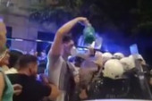 Čime to blokaderi prskaju policajce? Osvanuo jeziv snimak, kada je tečnost došla do kože usledio haos (VIDEO)