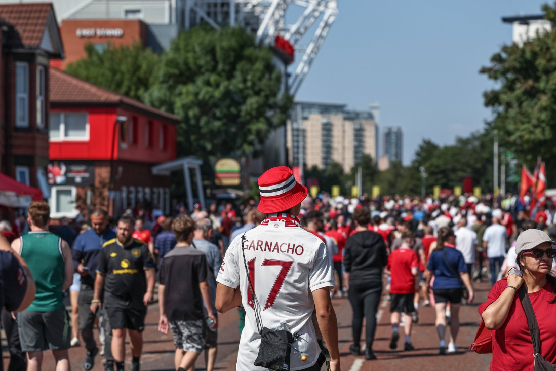 Paklena uvertira derbija u Mančesteru! Garnačov portret oskrnavljen ispred Old Traforda zbog prelaska u Čelsi! (FOTO)