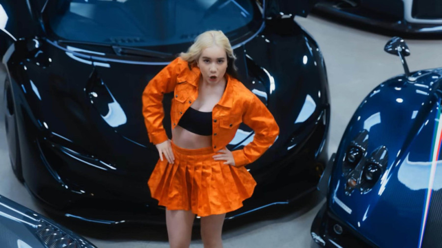 Zvezda Onlifensa zaradila 37 miliona evra za godinu dana! Tek da čujete šta radi s tolikim parama (FOTO)