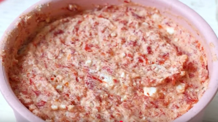 Recept dana: Pretrljana salata od paprike i sira je lagani letnji zalogaj koji je gotov za pet minuta