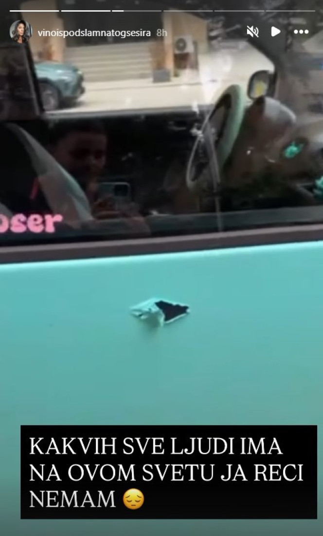 Pevačici demoliran auto! Besno se oglasila i pokazala štetu (FOTO)