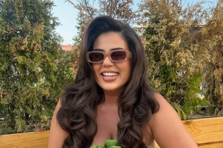 Pevačici demoliran auto! Besno se oglasila i pokazala štetu (FOTO)