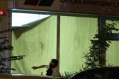 Blokaderi siledžije razbili prostorije SNS-a na Paliluli: Kamenuju, spaljuju i uništavaju sve sto im se nađe na putu (VIDEO)