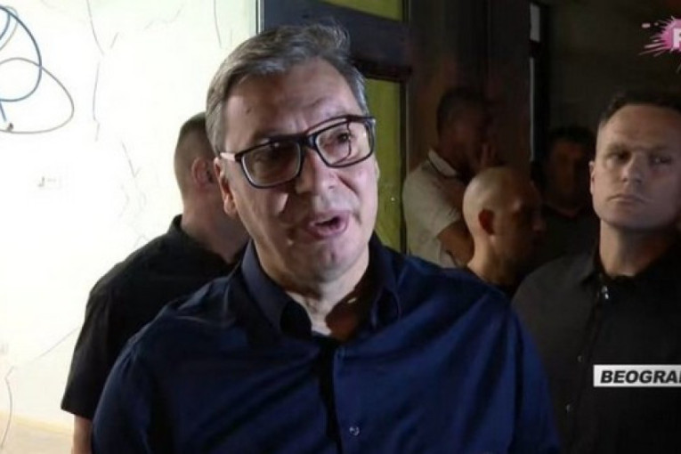 Blokaderi siledžije razbili prostorije SNS-a na Paliluli: Kamenuju, spaljuju i uništavaju sve sto im se nađe na putu (VIDEO)