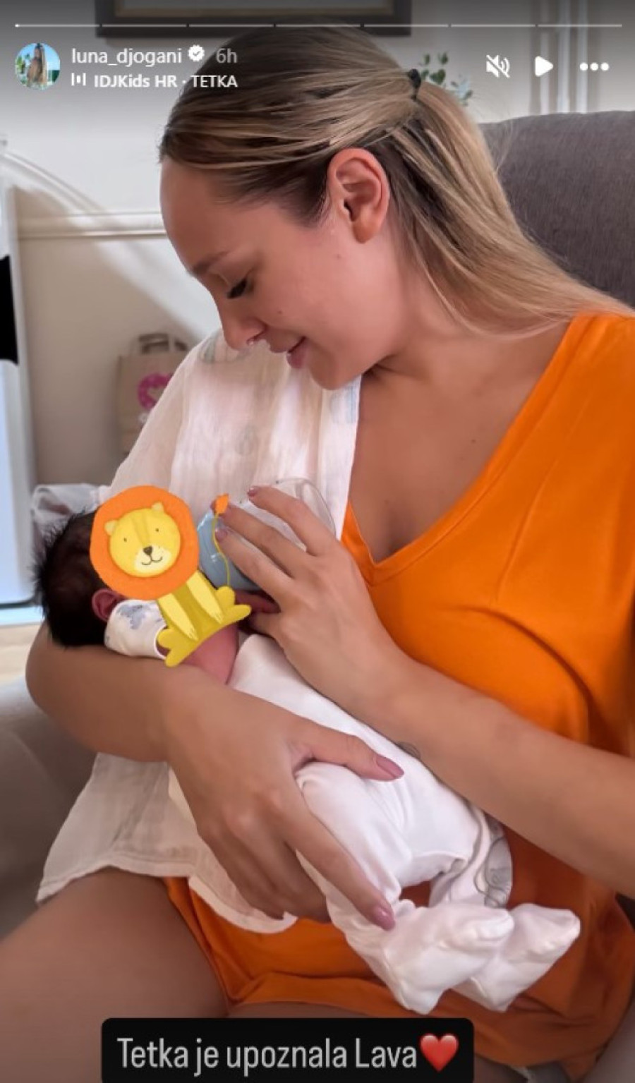 Ponosna tetka! Luna hrani tek rođenog sina Adama Đoganija! (FOTO)