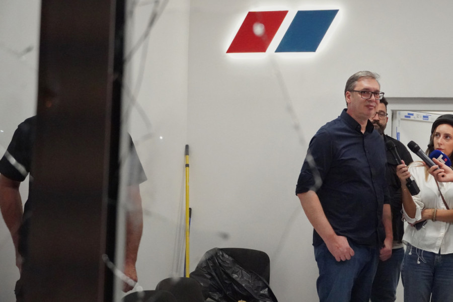 Blokaderi siledžije ponovo pravili haos: Demolirali prostorije SNS na Zvezdari; uhapšeno 16 nasilnika! (FOTO/VIDEO)