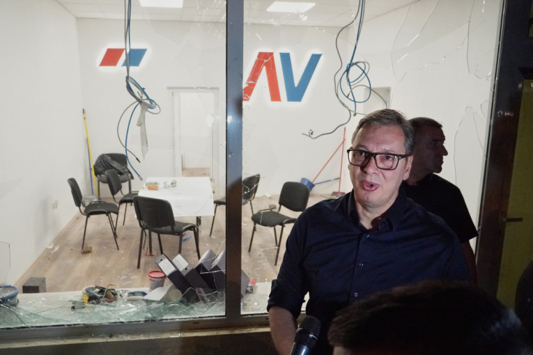 Vučić ispred demoliranih prostorija SNS: Iživeli su se večeras, uspeli su u životu - država će da pruži odgovor