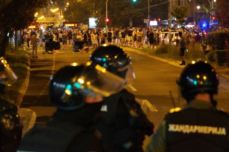 Blokaderi siledžije ponovo pravili haos: Demolirali prostorije SNS na Zvezdari; uhapšeno 16 nasilnika! (FOTO/VIDEO)