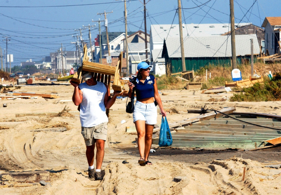 Talasi visoki kao zgrade jurišaju ka obali! Uragan Erin opasno preti istočnoj obali SAD (FOTO/VIDEO)