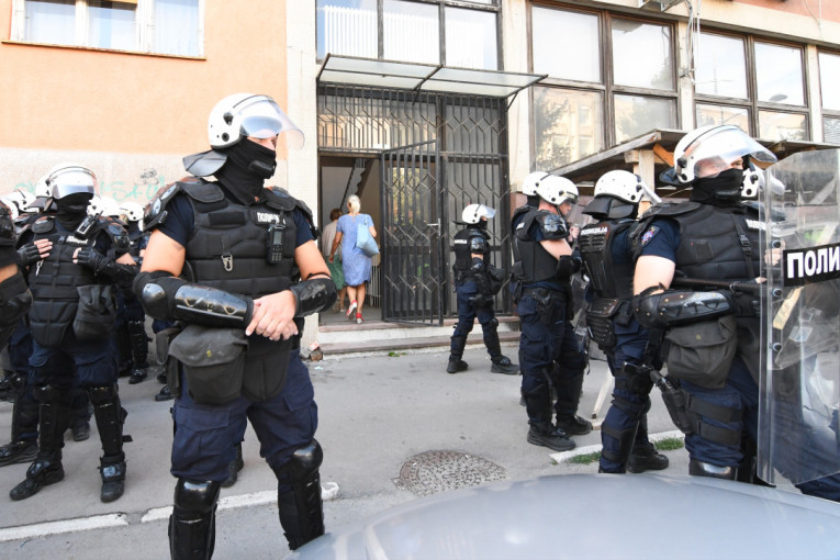 Teror se nastavlja: Blokirana zgrada suda u Novom Sadu, policija uvela deo zaposlenih u zgradu (FOTO)