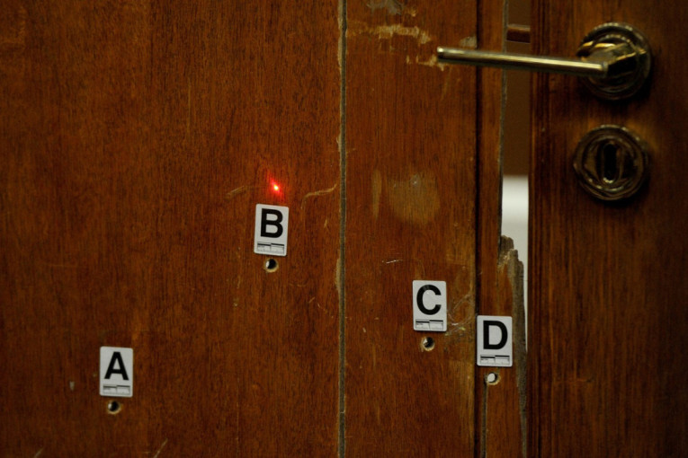 Uzeo pištolj pa zapucao u svoja vrata! Drama na Novom Beogradu