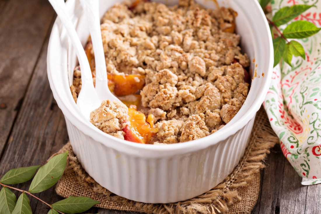 Recept dana: Krambl sa breskvama, letnji desert koji je još ukusniji uz kuglu sladoleda