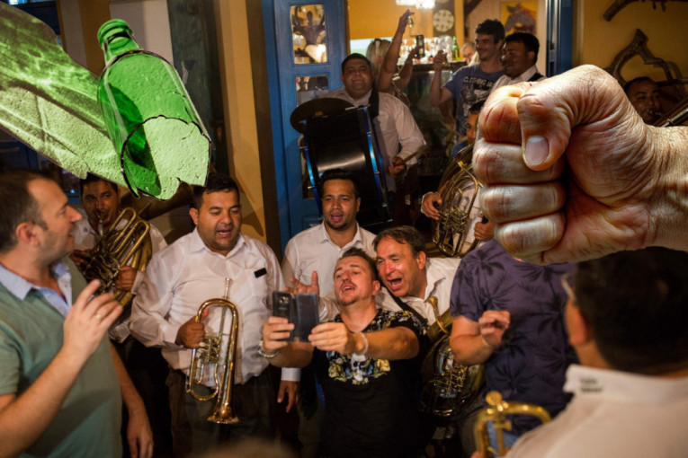 Komunalca pretukli u kafani na Autokomandi! Policajac hteo da se opusti onda je dobio neviđene batine!