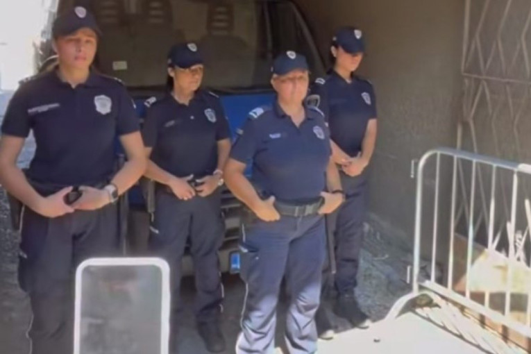 Nezapamćena sramota! Majke, sestre, žene - na meti uvreda terorista blokadera! Dokle? (VIDEO)