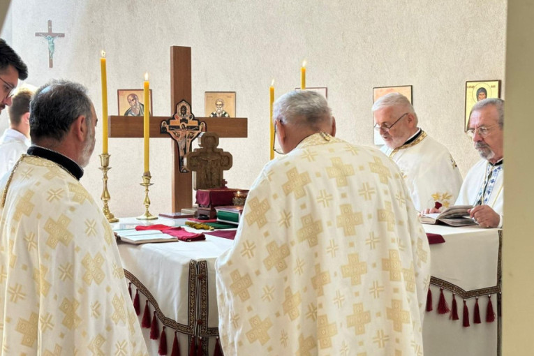 "Decu učimo veri i običajima!" Đorđe iz Pridvorice sa porodicom proslavio veliki praznik ispred svetinje (FOTO)