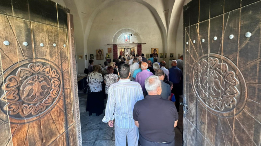 "Decu učimo veri i običajima!" Đorđe iz Pridvorice sa porodicom proslavio veliki praznik ispred svetinje (FOTO)