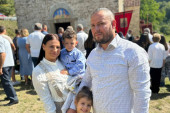 "Decu učimo veri i običajima!" Đorđe iz Pridvorice sa porodicom proslavio veliki praznik ispred svetinje (FOTO)