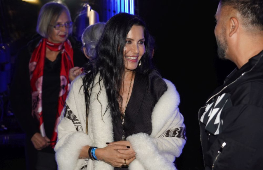 Anja Mit sa sinom u naručju! Glumica pokazala prazničnu idilu iz svog doma! (FOTO)