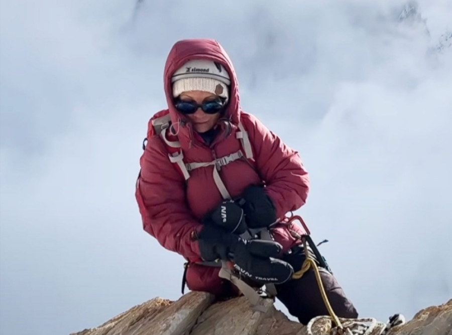 Gori aerodrom! Muškarac divlja, sve lomi čekićem i pali (VIDEO)