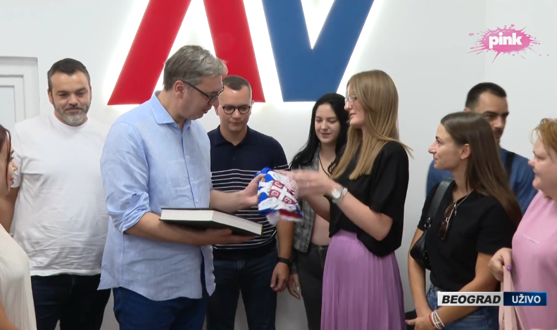 Vučić posetio demolirane prostorije SNS: Okupljanja u 50 mesta u Srbiji su protiv blokada, ne blokadera! Spremamo novu takitiku (FOTO)