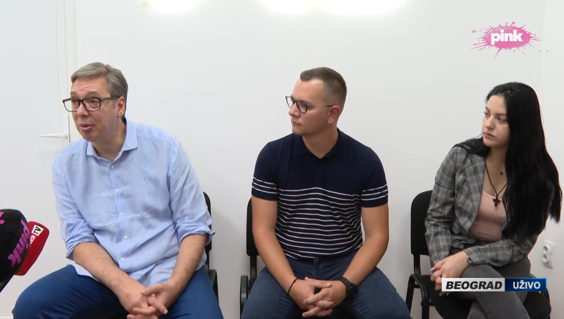 Vučić posetio demolirane prostorije SNS: Okupljanja u 50 mesta u Srbiji su protiv blokada, ne blokadera! Spremamo novu takitiku (FOTO)