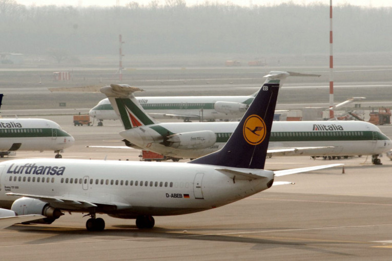 Gori aerodrom! Muškarac divlja, sve lomi čekićem i pali (VIDEO)