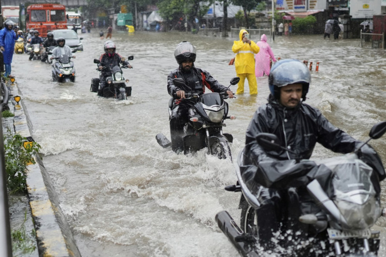 Indija na udaru nevremena! Poplave blokirale Mumbaj, bolnice počele da se pune (VIDEO/FOTO)
