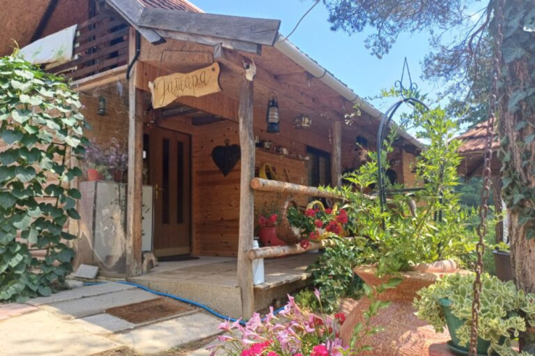 Prepuno cveća i ukrasa: Ovo je i zvanično najlepše dvorište na teritoriji Užica, laskavo priznanje osvojila Ana iz sela Karan (FOTO)