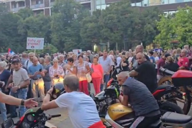 I oni su izašli na ulice: Bajkeri u Kikindi rekli NE blokadama (VIDEO)