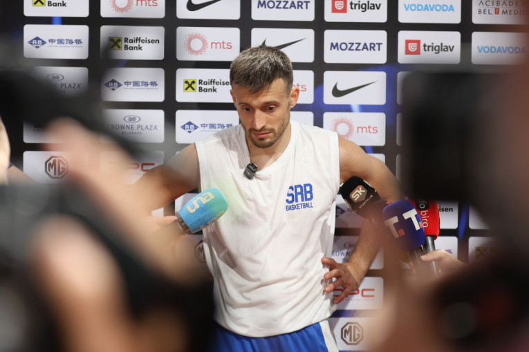 Orlovi stigli u Rigu i odmah otišli kod košarkaša! Stoјković i Pešić razmenili dresove! (VIDEO)