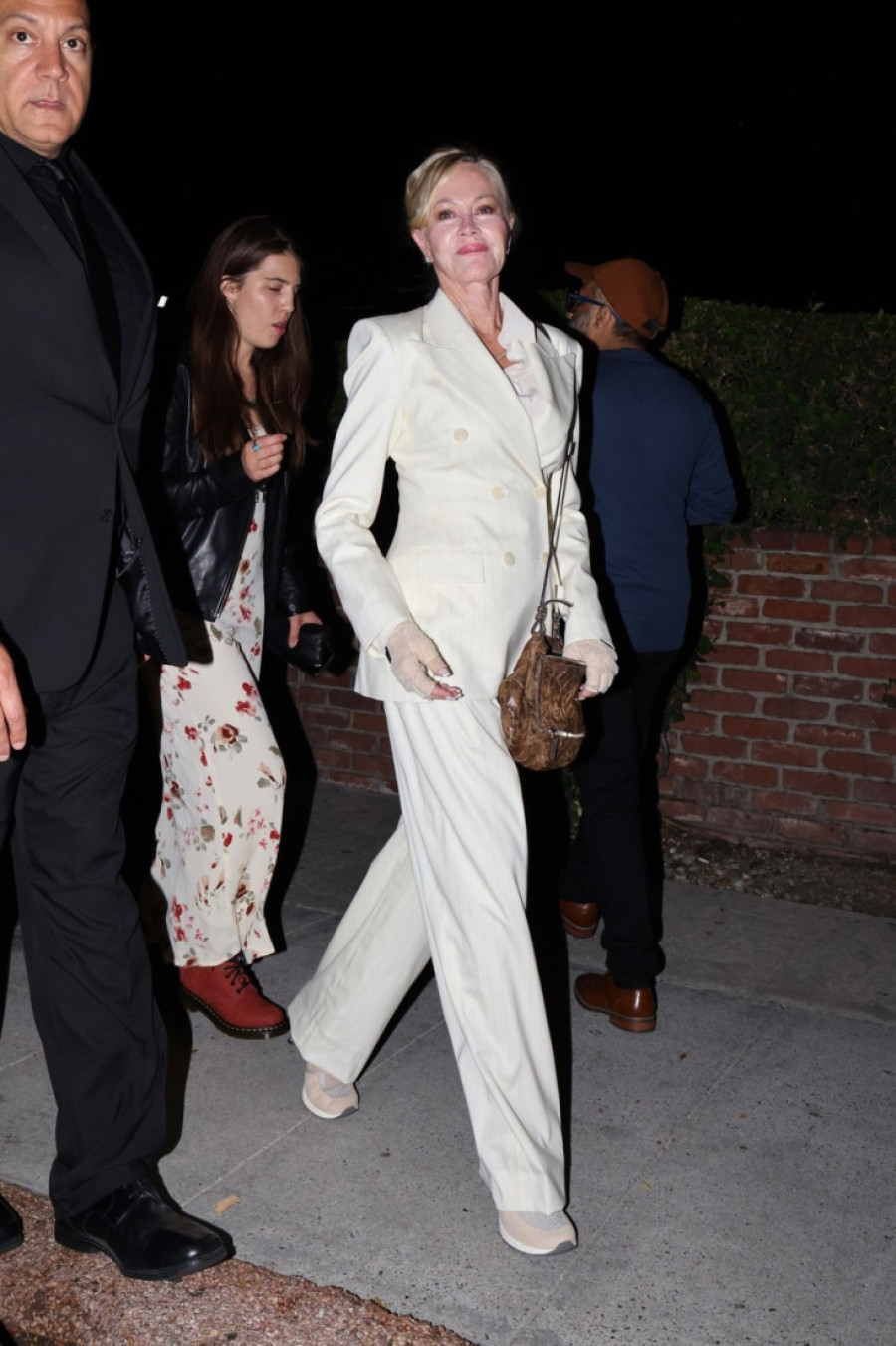 Na premijeru došla sa mamom: Dakota Džonson zna šta joj najbolje stoji, a Melani Grifit oduševila u belom (FOTO)